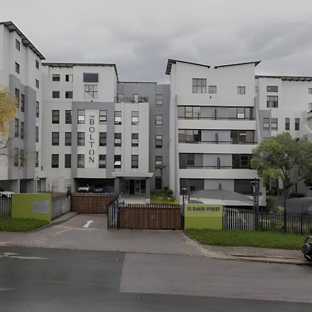 Lovely Rosebank 1-Bedroom Condo With Pool & Cinema Joanesburgo Exterior foto