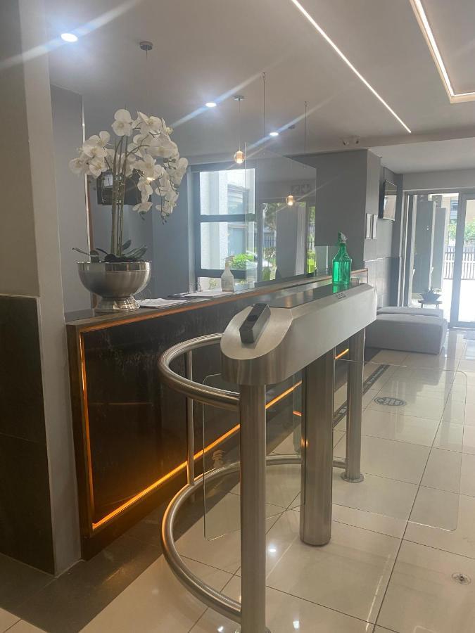 Lovely Rosebank 1-Bedroom Condo With Pool & Cinema Joanesburgo Exterior foto