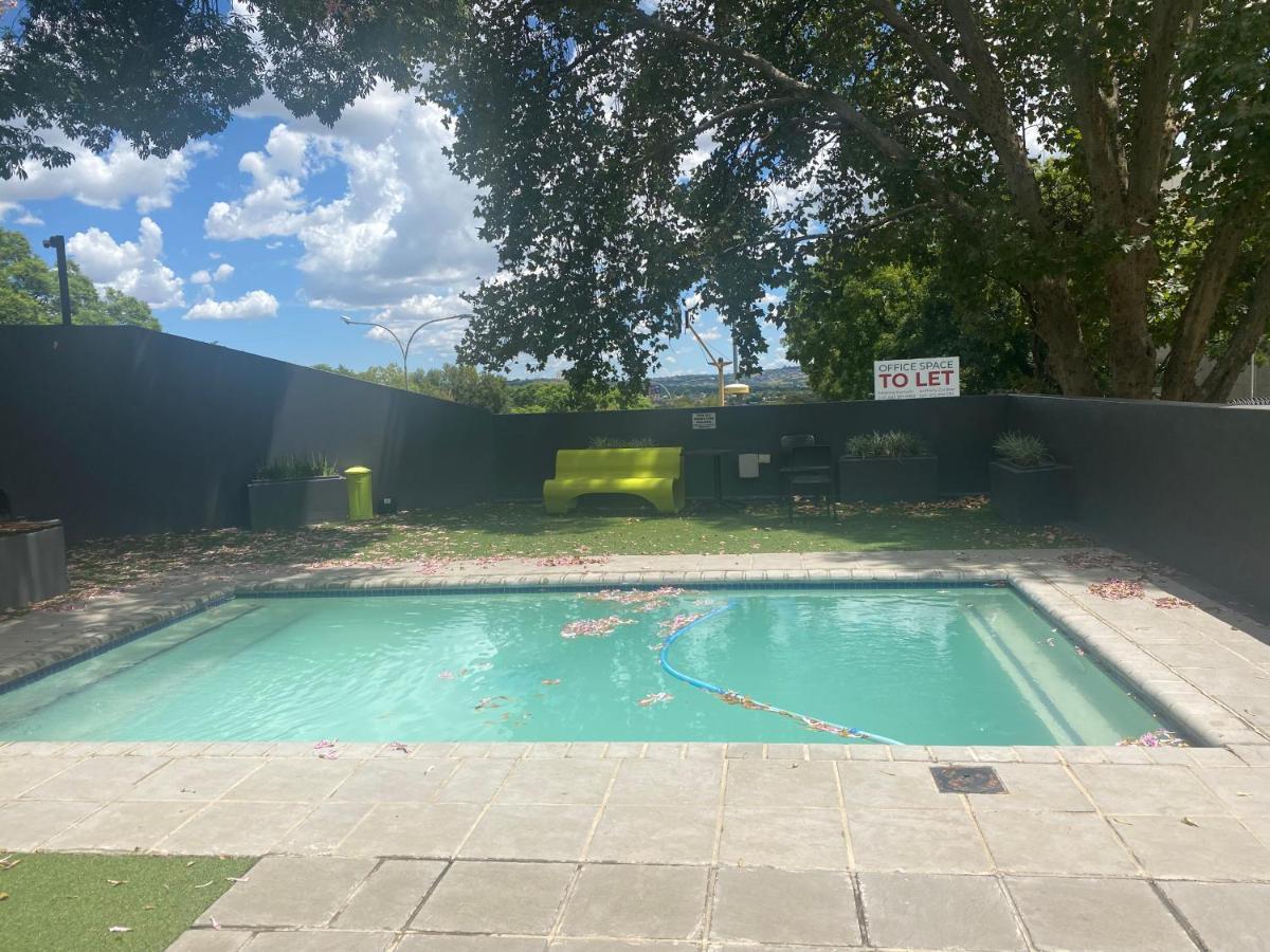 Lovely Rosebank 1-Bedroom Condo With Pool & Cinema Joanesburgo Exterior foto