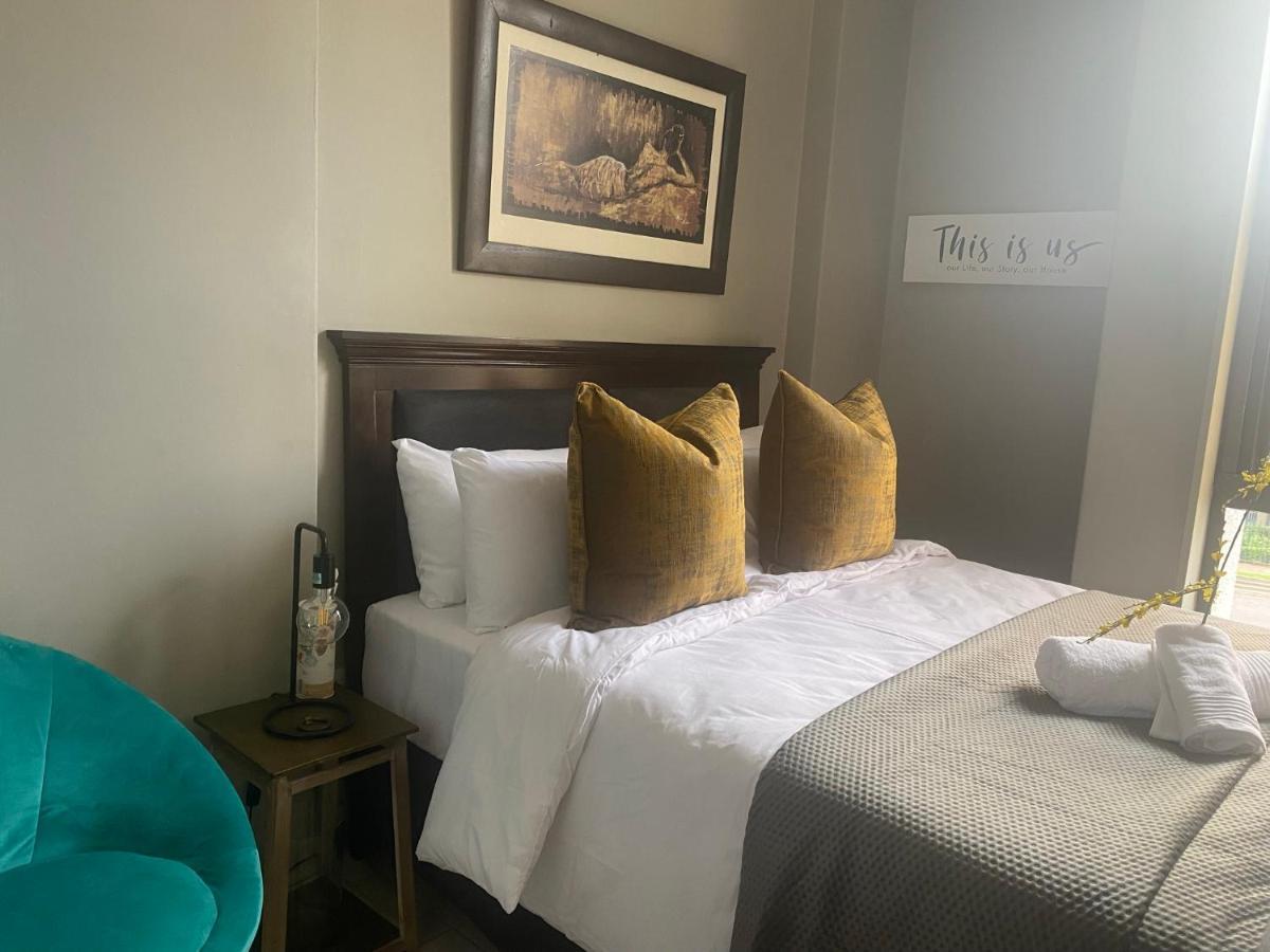 Lovely Rosebank 1-Bedroom Condo With Pool & Cinema Joanesburgo Exterior foto